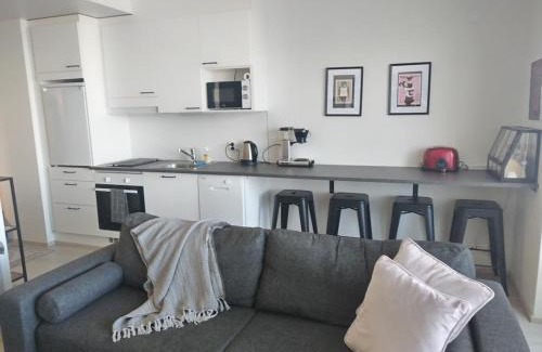Tampere Apartamento | Moderni yksiö, parveke, parkki, palvelut
