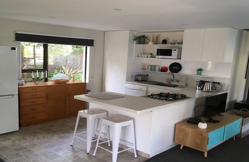 Purakaunui Casa | Bach modernizado en la hermosa y aislada Long Beach.