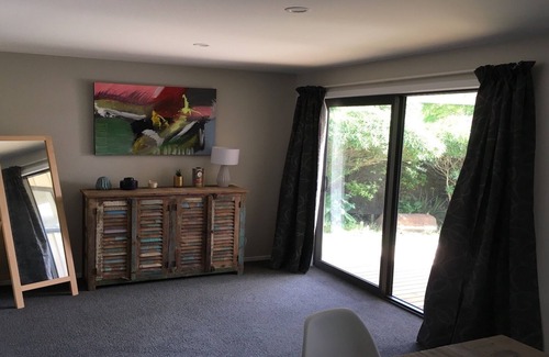 Purakaunui Casa | Bach modernizado en la hermosa y aislada Long Beach.