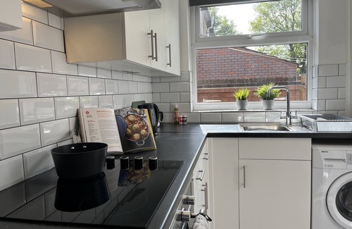Wigan Casa | Modernised Central Wigan Townhouse Sleeps up to 6