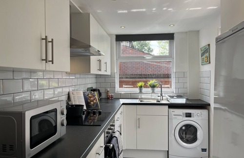 Wigan Casa | Modernised Central Wigan Townhouse Sleeps up to 6