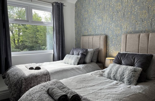 Wigan Casa | Modernised Central Wigan Townhouse Sleeps up to 6