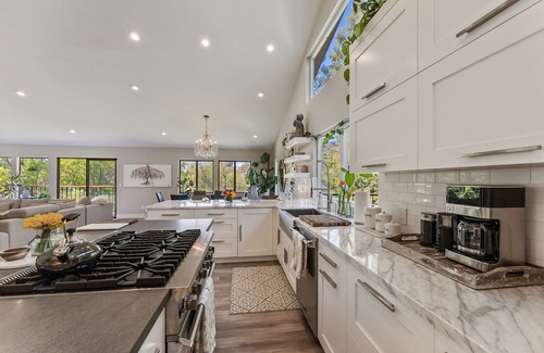 Santa Rosa Casa | Modernist Wine Country Estate Home - Newly remodeled & centrally located JACUZZI