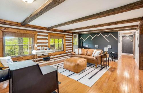 Berkeley Springs Chalet De Esquí | Modernized Log Cabin w Hot Tub Fire Pit & Views
