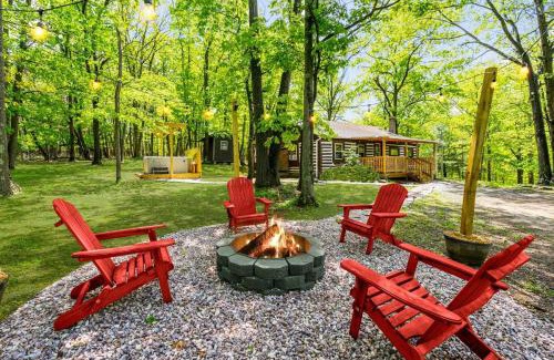 Berkeley Springs Chalet De Esquí | Modernized Log Cabin w Hot Tub Fire Pit & Views