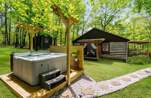 Berkeley Springs Chalet De Esquí | Modernized Log Cabin w Hot Tub Fire Pit & Views