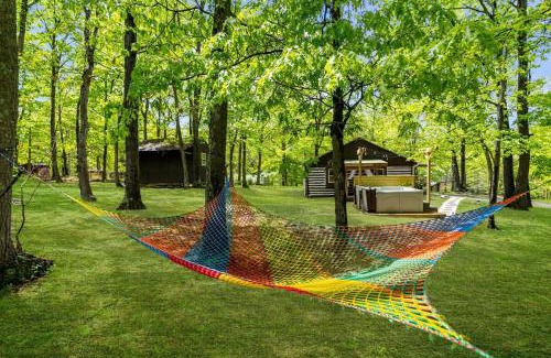 Berkeley Springs Chalet De Esquí | Modernized Log Cabin w Hot Tub Fire Pit & Views