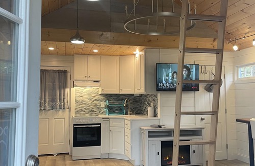 North Eastham Cabaña | Modernized, renovated, cozy cottage steps away from a private beach.