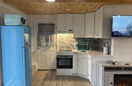 North Eastham Cabaña | Modernized, renovated, cozy cottage steps away from a private beach.