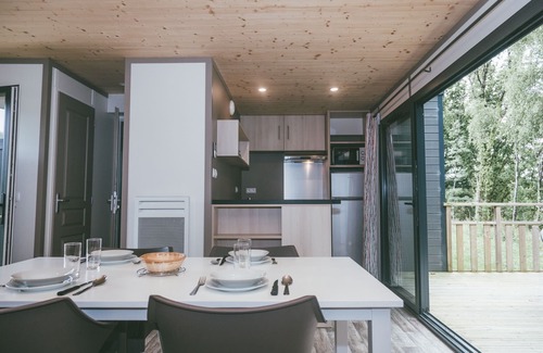 Rochefort-en-Terre Casa | Casa moderna con una hermosa terraza junto al lago