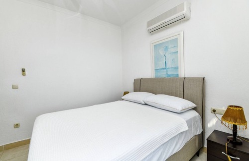 Mentese Apartamento | Modernly Designed 2BR Villa W/ Communal Pool & Balcony Bodrum Apartment 1005