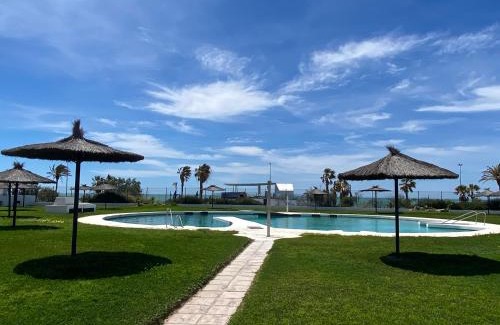 Chiclana de la Frontera Apartamento | Moderno Apartamento Primera Línea Playa de La Barrosa by ChiclanaDreams