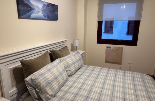Puebla de Lillo Apartamento | Moderno apartamento a pie de pista en la Estación de San Isidro