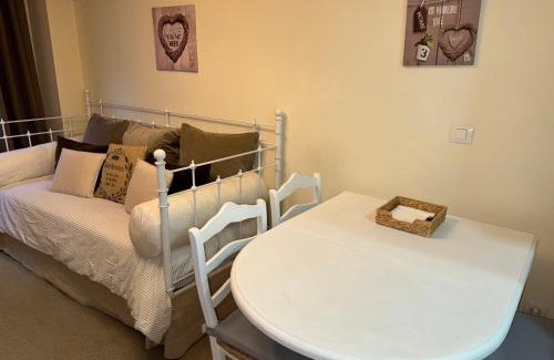 Puebla de Lillo Apartamento | Moderno apartamento a pie de pista en la Estación de San Isidro
