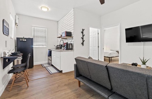 Ybor City Apartamento | Modish 1BR Apartment in Cigar City with Parking