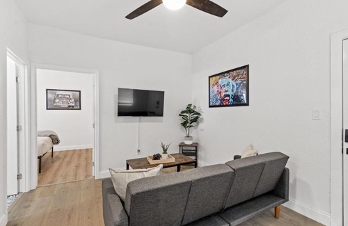 Ybor City Apartamento | Modish 1BR Apartment in Cigar City with Parking