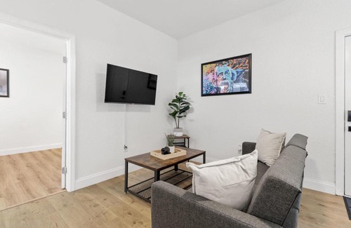 Ybor City Apartamento | Modish 1BR Apartment in Cigar City with Parking