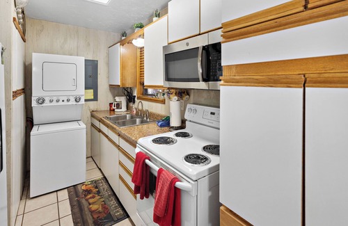 Red River Cabaña | "Moe's Riverside Cottage", Riverfront, Pet friendly, WIFI, sleeps 6