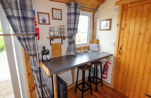 Denbigh Cabaña | MOEL Y PARC, romantic, luxury holiday cottage in Denbigh