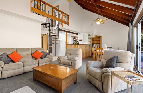East Jindabyne Cabaña | Mogul - A Freestanding East Jindabyne Lakefront Holiday Home