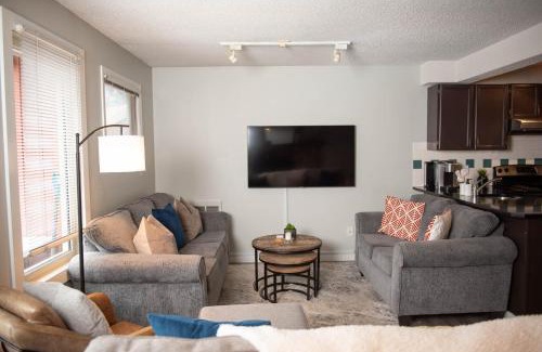 East Kootenay Apartamento | Moguls, Lofted Ski in Ski Out with Hot Tub Access