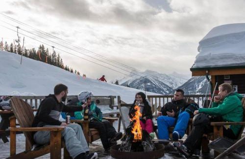 East Kootenay Apartamento | Moguls, Lofted Ski in Ski Out with Hot Tub Access