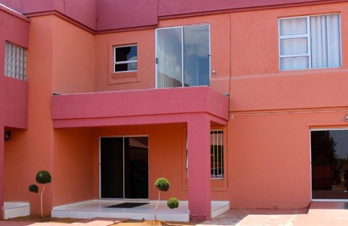 Moses Kotane Casa | Mogwase Guesthouse