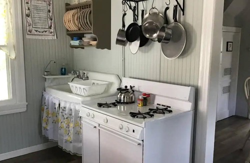 Shawcrest Cabaña | Mohawk Cottage, keep it simple at this peaceful cottage. Off street parking.