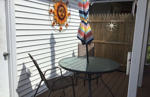 Shawcrest Cabaña | Mohawk Cottage, keep it simple at this peaceful cottage. Off street parking.
