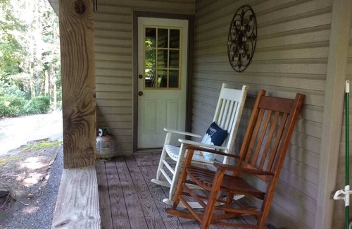 Chimney Rock Cabina | Mohican Cabin Pintoresco y relajante Getaway Hot Tub