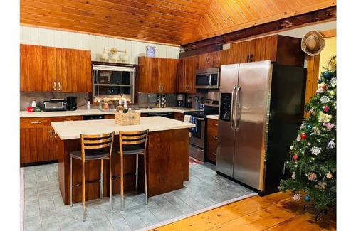 Newfoundland Cabina | Moira's Spacious Log Cabin Retreat: Hot Tub, Fire Pits, Near Lakes & Mountains