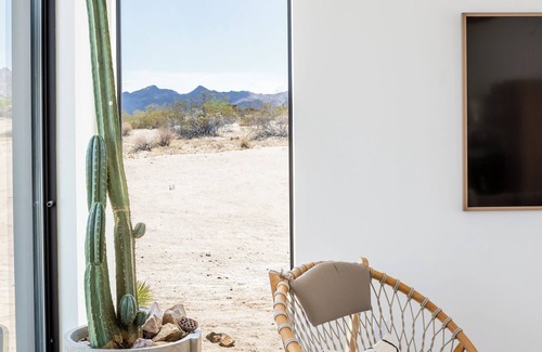 Panorama Heights Casa | Mojave Villa: Desert Retreat with 360° views+Hot Tub+Designer Interior/Landscape