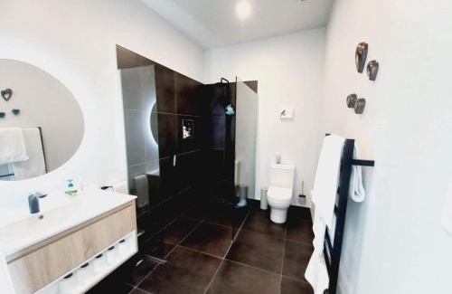 Ruakaka Casa | Moko Hiwi Escape - Kotare Suite