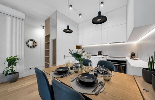 Mokotow Apartamento | Mokotów Apt - Balcony, A/C, Bus & Park nearby - by Rentujemy