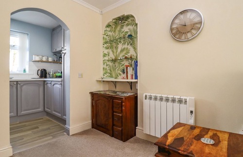 Nether Westcote Cabaña | MOLLY'S BIT, pet friendly, with a garden in Bourton-On-The-Water