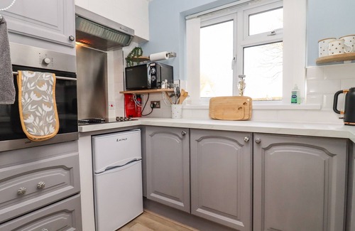 Nether Westcote Cabaña | MOLLY'S BIT, pet friendly, with a garden in Bourton-On-The-Water