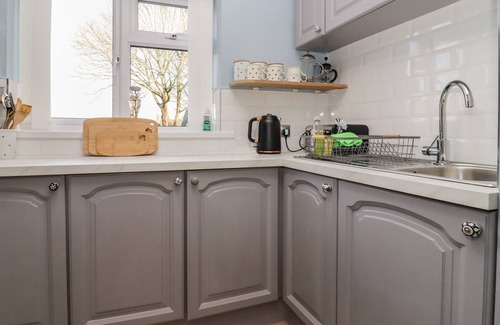Nether Westcote Cabaña | MOLLY'S BIT, pet friendly, with a garden in Bourton-On-The-Water