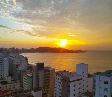Praia do Morro Apartamento | Momentos inesquecíveis em um novo e moderno apto na Praia do Morro, com deslumbrante vista mar, a uma quadra da praia, redes de proteção, quartos com ar condicionado, roupas de cama e banho, TV 65, internet, prédio com piscina, portaria 24 horas e 2 vagas
