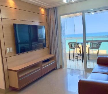 Praia do Morro Apartamento | Momentos inesquecíveis em um novo e moderno apto na Praia do Morro, com deslumbrante vista mar, a uma quadra da praia, redes de proteção, quartos com ar condicionado, roupas de cama e banho, TV 65, internet, prédio com piscina, portaria 24 horas e 2 vagas