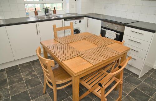 Swiss Cottage Apartamento | Moments Made Here, Spacious Swiss Cottage with 4 Bedrooms, Sleeps 10, Free WiFi