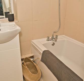 Swiss Cottage Apartamento | Moments Made Here, Spacious Swiss Cottage with 4 Bedrooms, Sleeps 10, Free WiFi