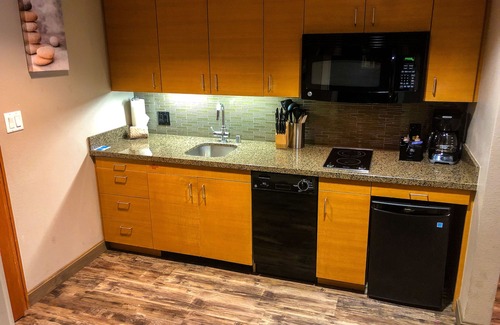 Mammoth Lakes Condominio | Village Lodge Monache Deluxe 1BR Condo w / LR, cocina, patio, el mejor hotel ...