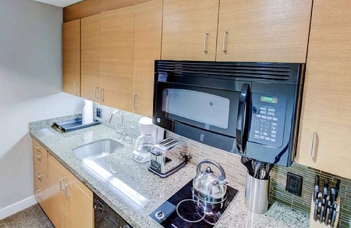 Mammoth Lakes Condominio | Village Lodge Monache Deluxe 1BR Condo w / LR, cocina, patio, el mejor hotel ...