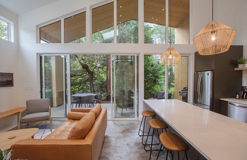 Tofino Casa | Moniker Beach House close to beaches + shops