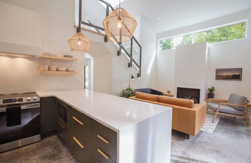 Tofino Casa | Moniker Beach House close to beaches + shops