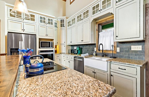The Arbor Casa | Monkey Boat on Lake James | Luxury & Hot Tub
