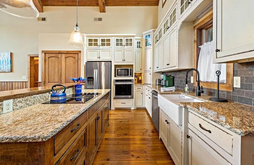 The Arbor Casa | Monkey Boat on Lake James | Luxury & Hot Tub
