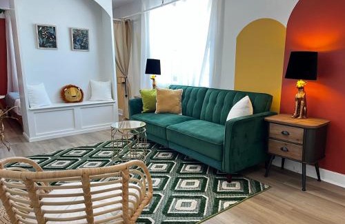 Downtown Apartamento | Monkey Jungle Vibrant 2-BDRM Rooftop Access, Unit #6