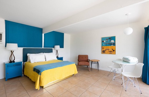 Desert Park Estates Hotel | Monkey Tree Hotel 6 by AvantStay | Stylish Hotel in Palm Springs w/ Pool!