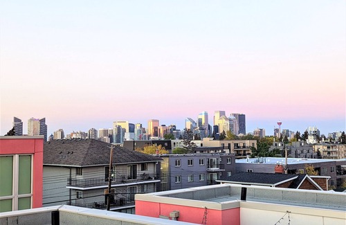 East Village Condominio | Monki Di Executive Suites - GLAS - Luxury Inner City Home 3 min to Downtown w Private Rooftop Patio Fireplace